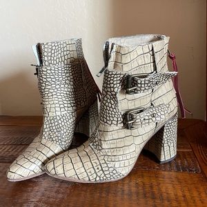 !! SOLD !! Beige Croco Freebird Joey Booties